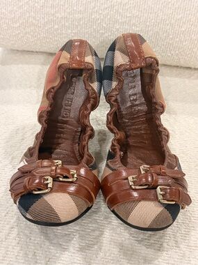 Burberry Signature Novacek Tan & Brown Ballet Flats with Leather Buckle Trim